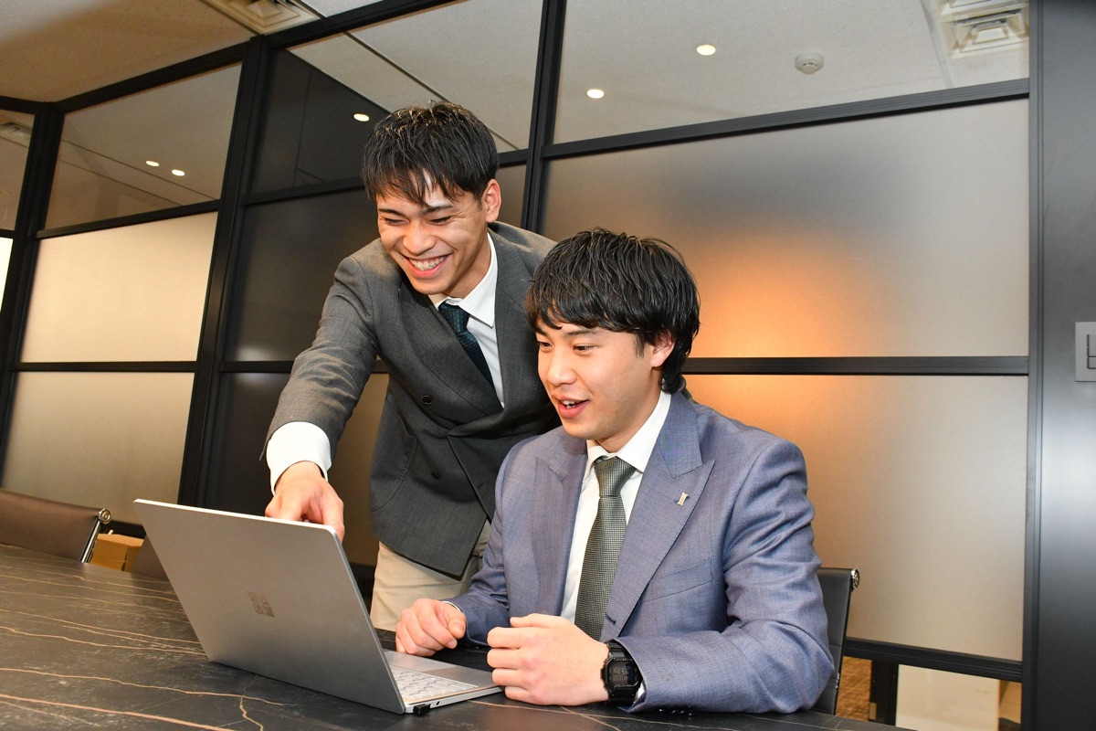 レガシア社員のチームワーク風景