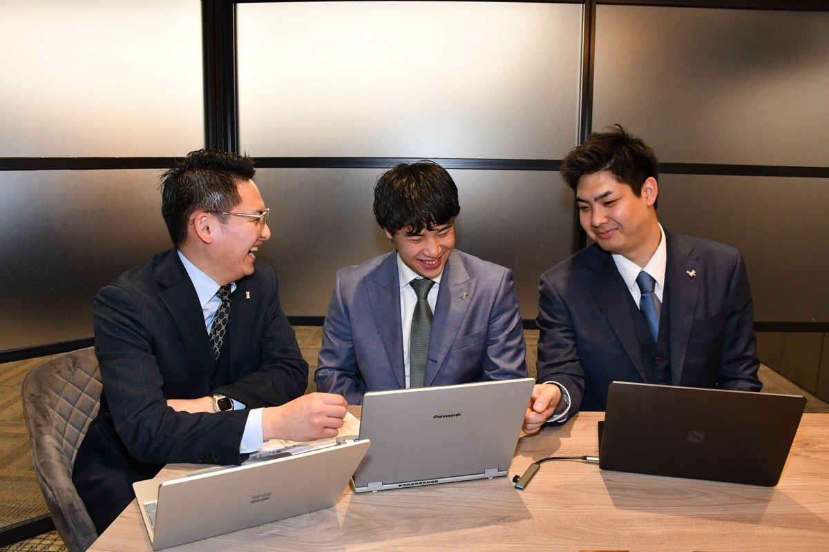 レガシア株式会社 ミーティング風景