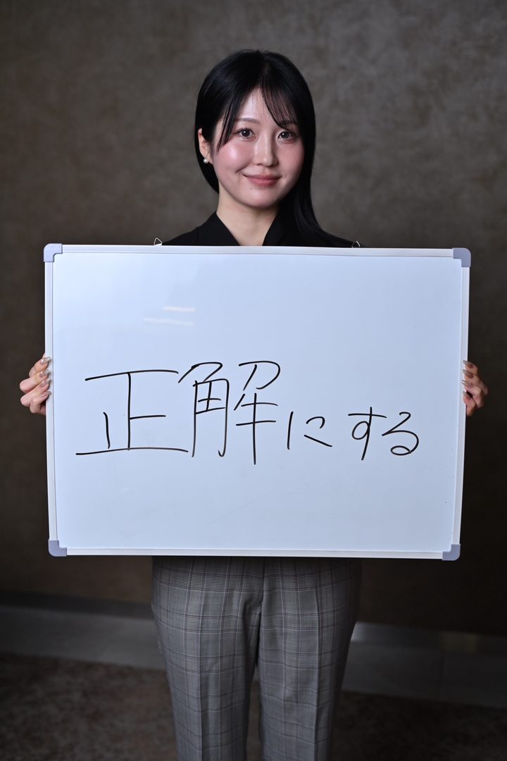 笑顔で腕を組むレガシアの社員