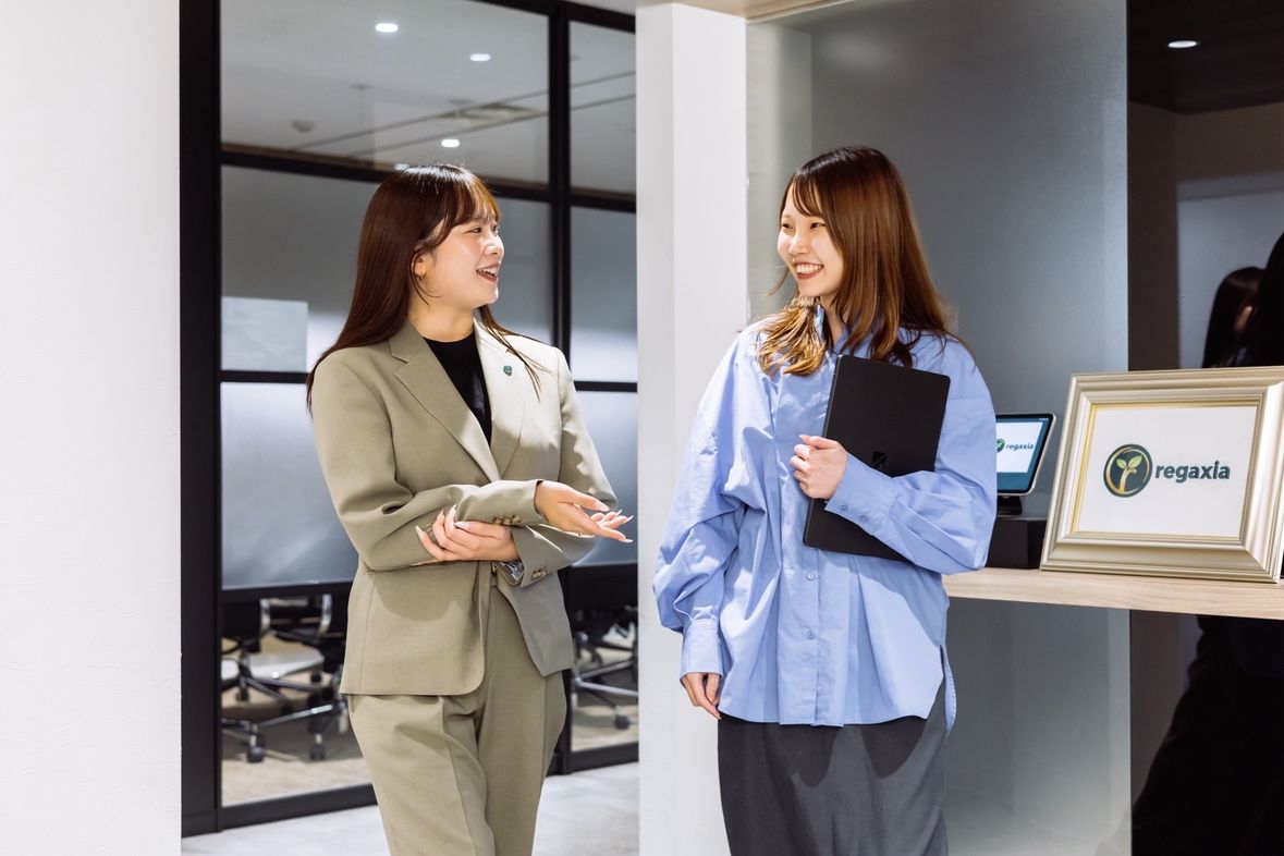 オフィスで会話する社員たち